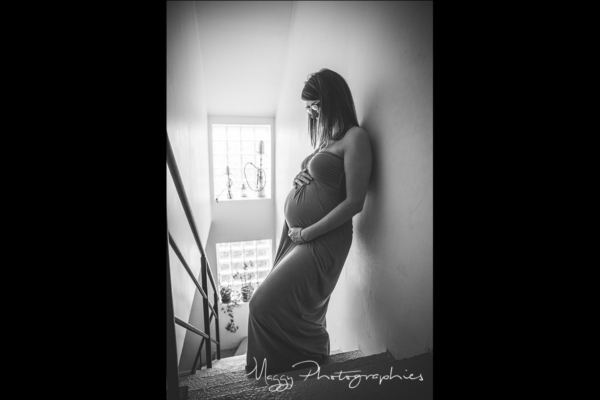 photo-femme-enceinte-escalier-en-attendant-bebe-maggy-photographies